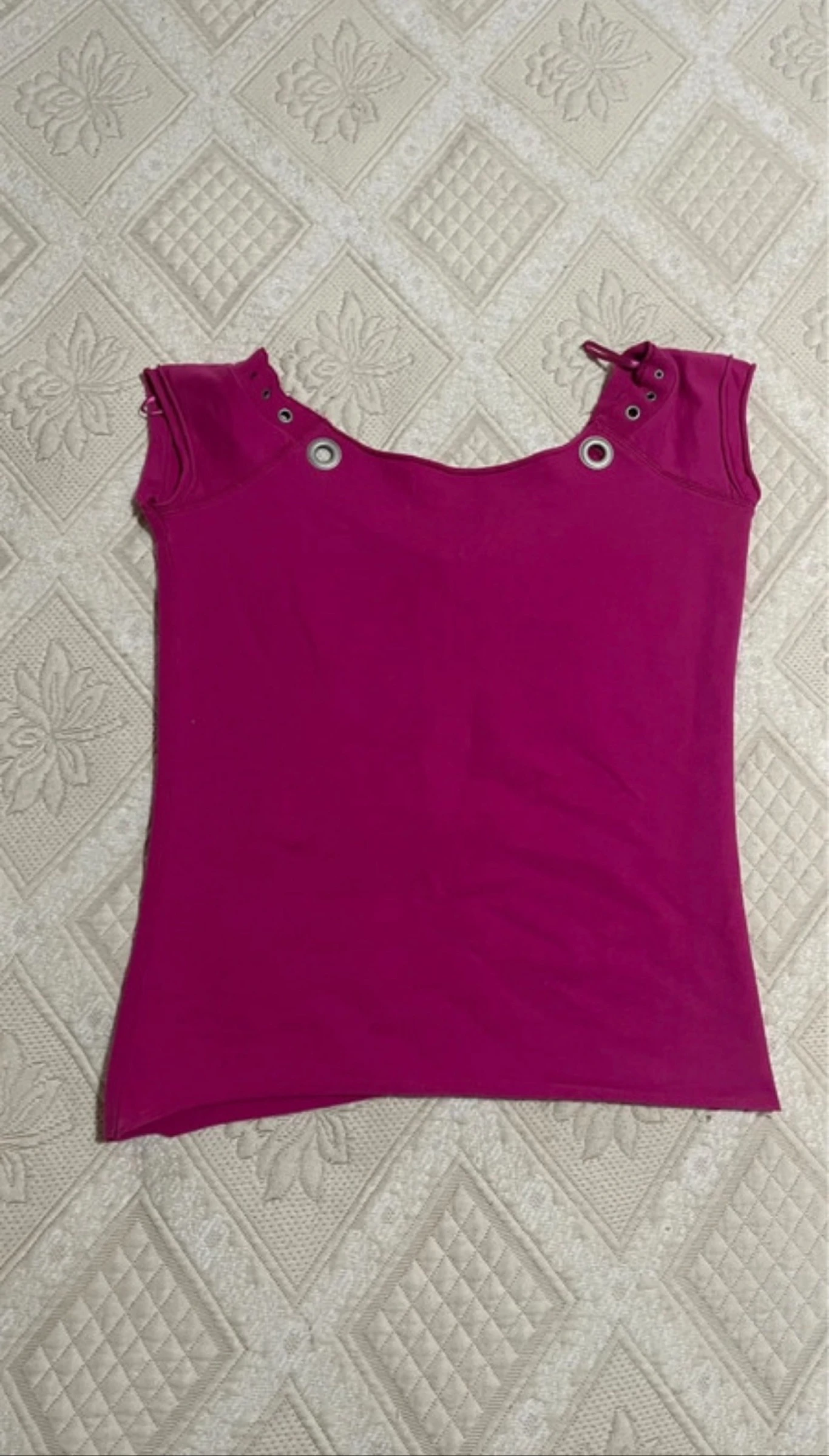 Camiseta Fúcsia Stradivarius / Magenta com Decote Amplo e Detalhes Metálicos – photo 4
